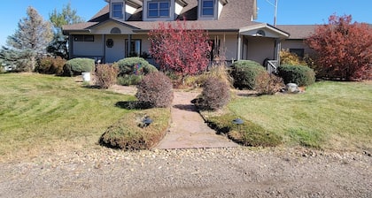 5-bedroom farmhouse in lovely Bennett with WiFi, AC, fitness area.
Close to DIA