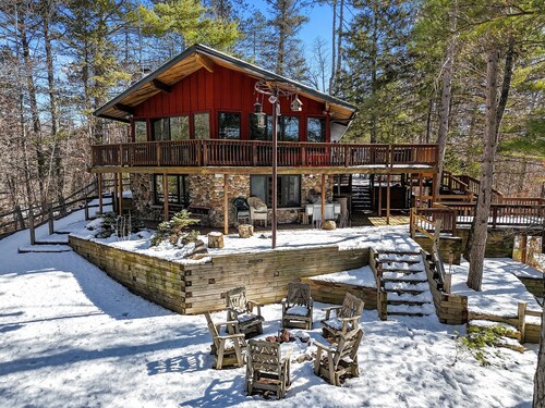 Hardwood Point 
Amazing 7-bedroom vacation compound in Silver Cliff with AC WiFi