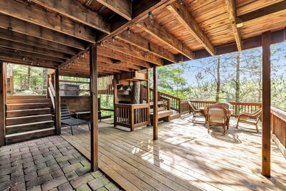 Hardwood Point 
Amazing 7-bedroom vacation compound in Silver Cliff with AC WiFi