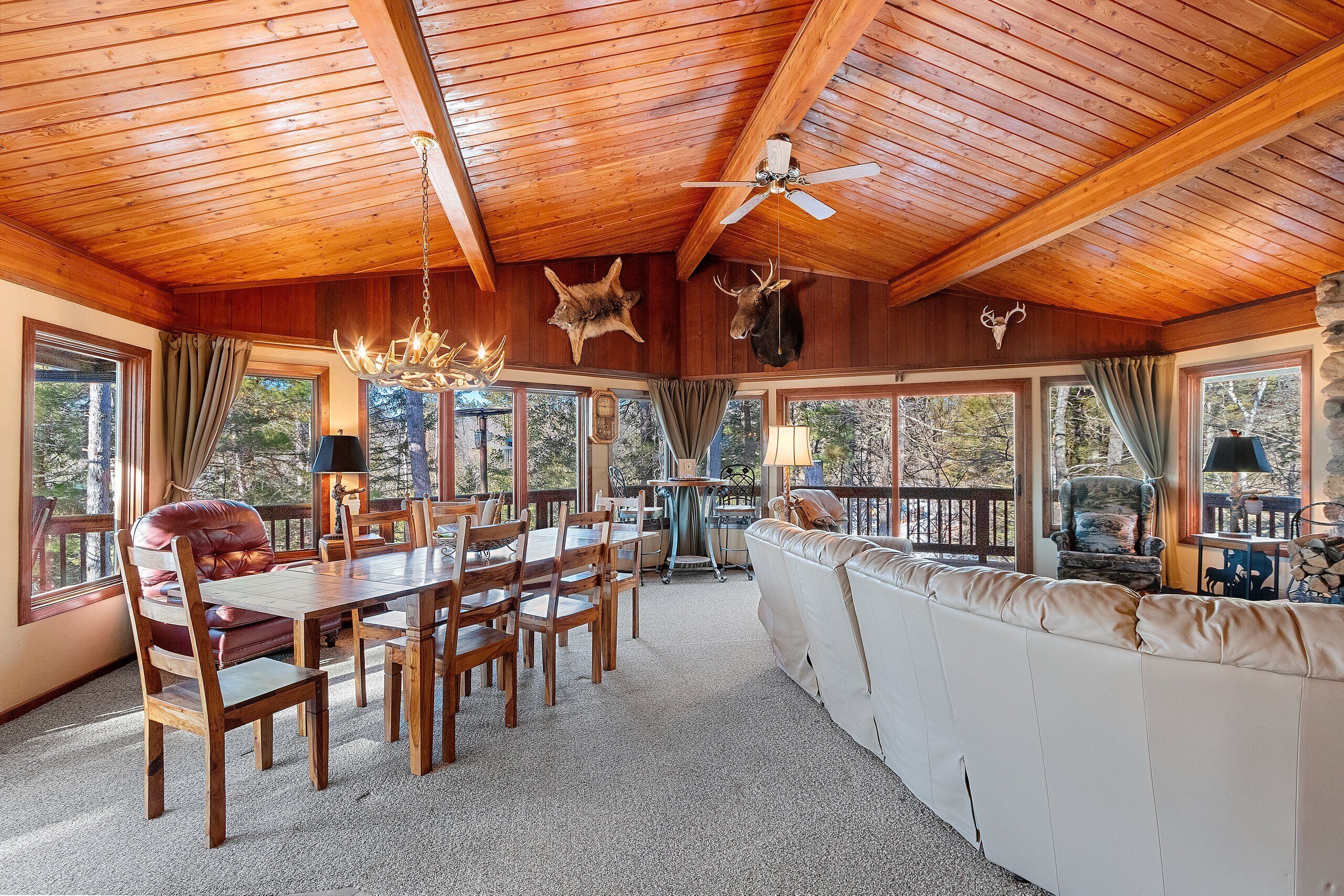 Älytelevisio, takka, videopelejä, DVD-soitin