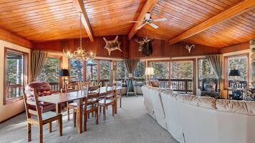 Älytelevisio, takka, videopelejä, DVD-soitin