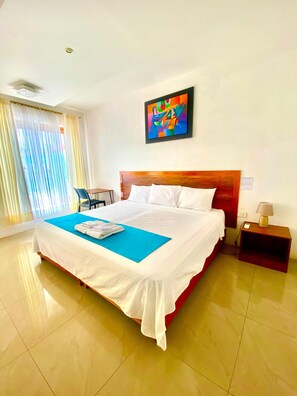 Habitación Deluxe con 1 cama doble o 2 individuales, 1 habitación, patio, vistas a la piscina | Escritorio, wifi gratis, ropa de cama