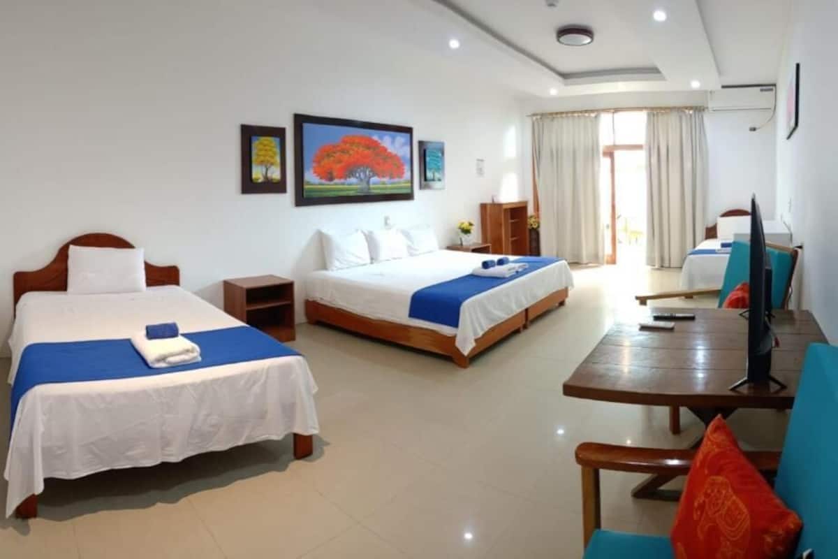 Habitación cuádruple Deluxe, 1 habitación, patio, vista a la alberca | Escritorio, wifi gratis y ropa de cama