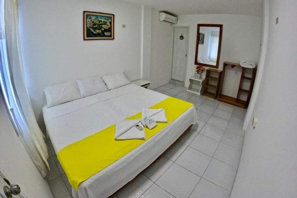 Habitación tradicional - 1 cama matrimonial o 2 individuales, 1 habitación, patio | Escritorio, wifi gratis y ropa de cama