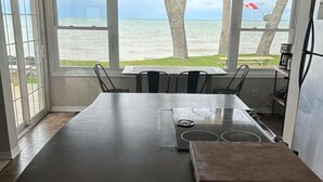 Cozinha com uma ilha grande, vista para o lago e um letreiro com a inscrição 'LAKE LIFE'.
