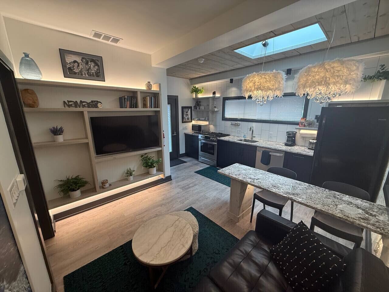 Un appartement moderne comprenant un salon, une cuisine et un coin repas.