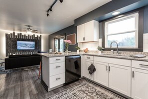 冷蔵庫、電子レンジ、オーブン、コンロ