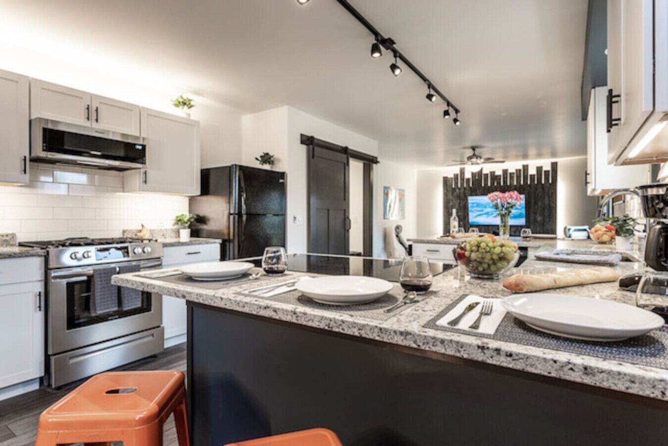 Frigorífico, microondas, horno y placa de cocina