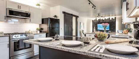 Køleskab, mikrobølgeovn, ovn, kogeplade