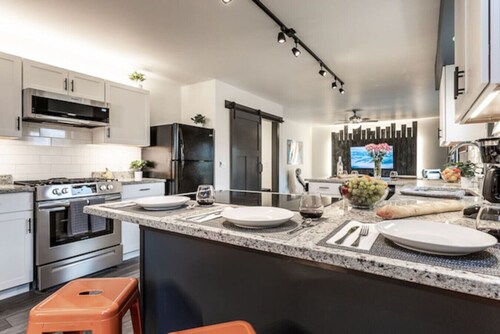 Grand Park Team Stay 5BD/2.5BA/4BR/Deck/Yard