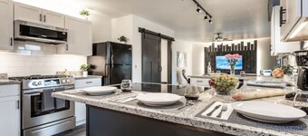 Grand Park Team Stay 5BD/2.5BA/4BR/Deck/Yard