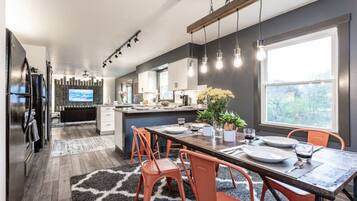 Jääkaappi, mikroaaltouuni, uuni, liesi