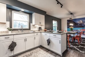 冷蔵庫、電子レンジ、オーブン、コンロ