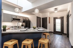 Een koelkast, een microgolfoven, een oven, een kookplaat