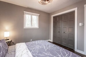 2 bedrooms, desk, iron/ironing board, WiFi
