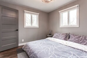 2 bedrooms, desk, iron/ironing board, WiFi