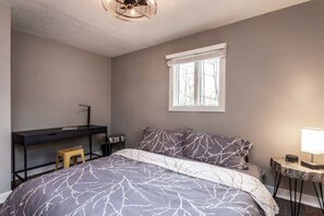 2 室のベッドルーム、デスク、アイロン / アイロン台、WiFi