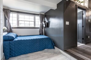 2 bedrooms, desk, iron/ironing board, WiFi