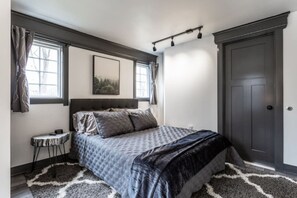 2 bedrooms, desk, iron/ironing board, WiFi