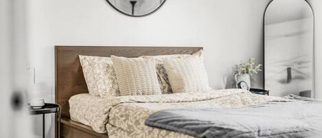 3 bedrooms, desk, iron/ironing board, travel crib