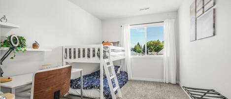 3 間睡房、書桌、熨斗/熨衫板、可攜式嬰兒床