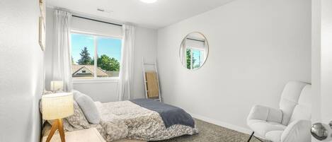 3 soverom, skrivebord, strykejern/-brett og reiseseng for barn