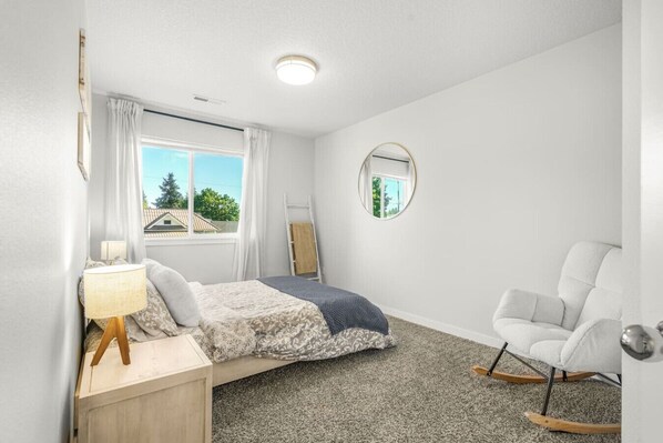 3 habitaciones, escritorio y tabla de planchar con plancha 