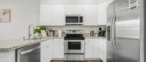 Frigorífico, microondas, horno y placa de cocina