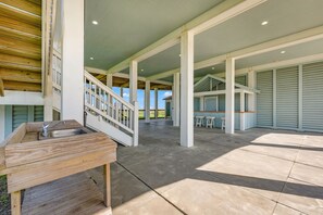 Terrace/patio - Sea It All | Beachfront | 2 King Primary's (Crystal Beach)