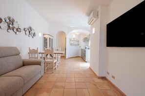 Villa, 2 Bedrooms, Balcony | Living room | Books - Baja Sardinia - Cala dei Ginepri, Villa 80m From the Beach (Arzachena)
