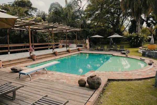 Ulkouima-allas, aurinkovarjoja, aurinkotuoleja