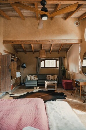 Suite Supérieure, vue montagne | Coffres-forts dans les chambres, bureau, Wi-Fi gratuit, draps fournis