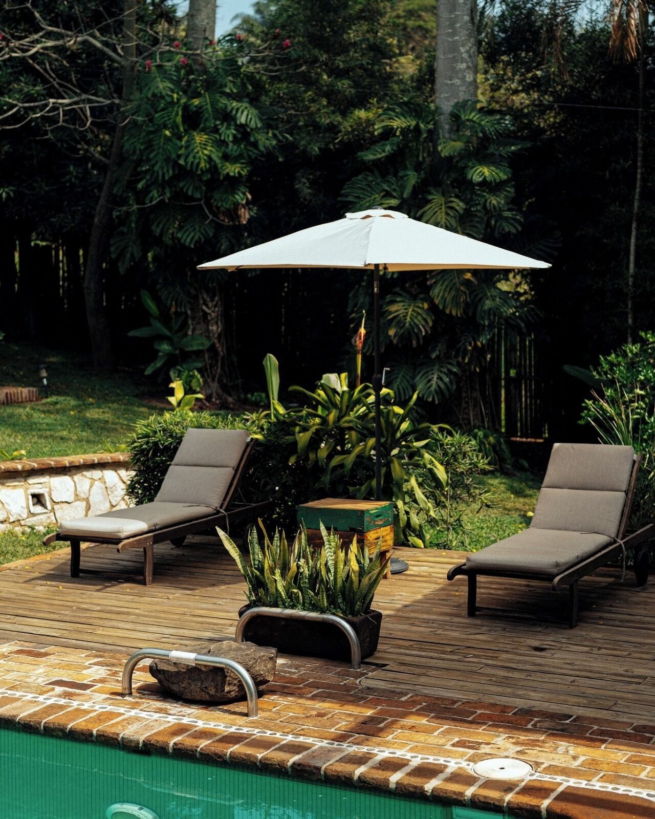 Piscine extérieure, parasols de plage, chaises longues