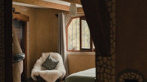 A cozy room with a bed, a chair, and a window. - EL EQUIMITE HOTEL BOUTIQUE (Coatepec)