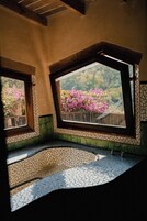 高级套房, 山景 | 浴室 | 吹风机、毛巾、肥皂、洗发水