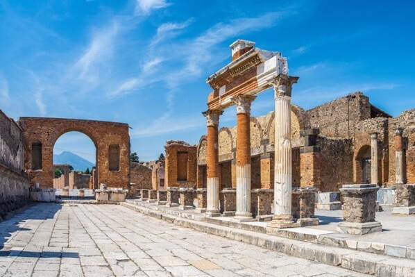 Ancient ruins with columns and an archway. - Giaro's Home (Pompei)