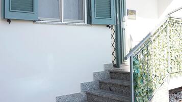 Una scala con gradini in granito che porta a una piattaforma.