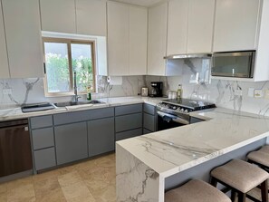 Kühlschrank, Mikrowelle, Herdplatte, Geschirrspüler