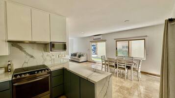 Réfrigérateur, micro-ondes, plaque de cuisson, lave-vaisselle