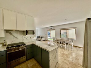 Kühlschrank, Mikrowelle, Herdplatte, Geschirrspüler