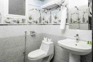 Tina y regadera independientes y amenidades de baño gratuitas 