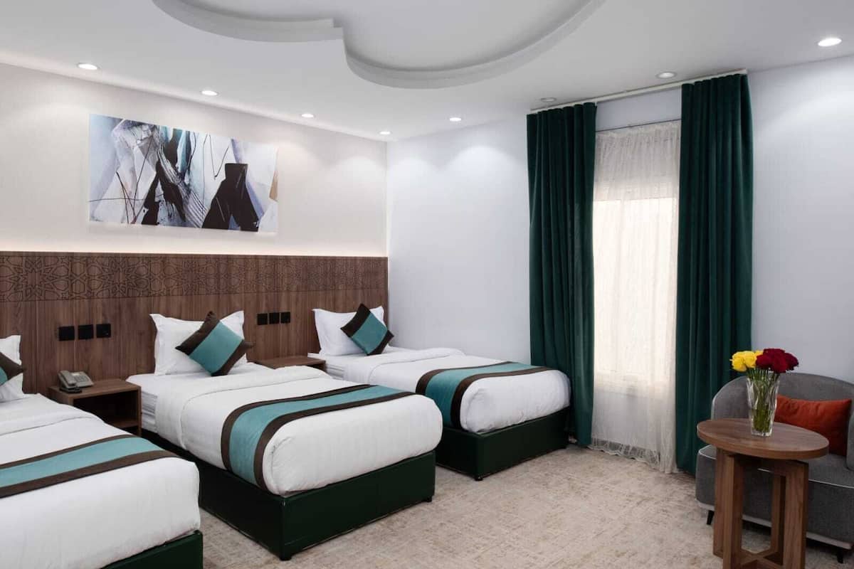 Suite, 3 Einzelbetten | 1 Schlafzimmer, Zimmersafe, laptopgeeigneter Arbeitsplatz