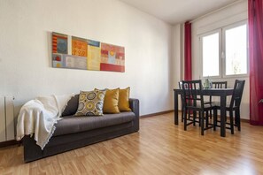 TV, books - Apartment Zona Turística Centro Madrid (Madrid)