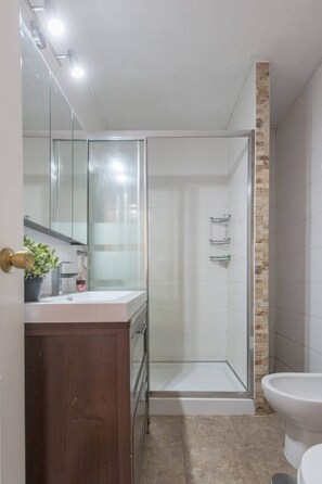 SĂšche-cheveux, bidet, serviettes fournies, savon