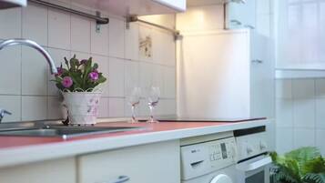 Een koelkast, een magnetron, een oven, een kookplaat