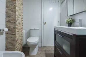 SĂšche-cheveux, bidet, serviettes fournies, savon