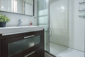 Haartrockner, Bidet, Handtücher, Seife