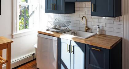 Cozy 2 bdrm Newburgh apartment with private parking