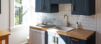 Cozy 2 bdrm Newburgh apartment with private parking