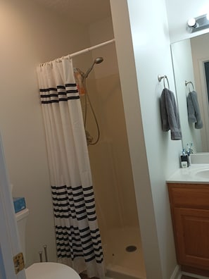 Dusch, handdukar och toalettpapper